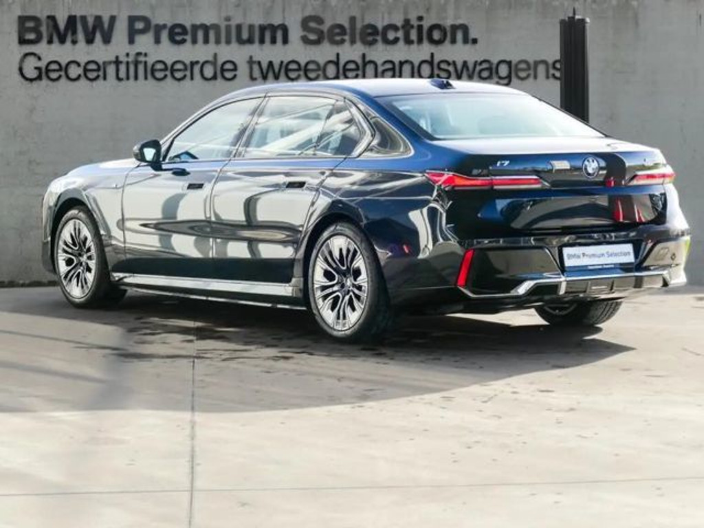 BMW i7