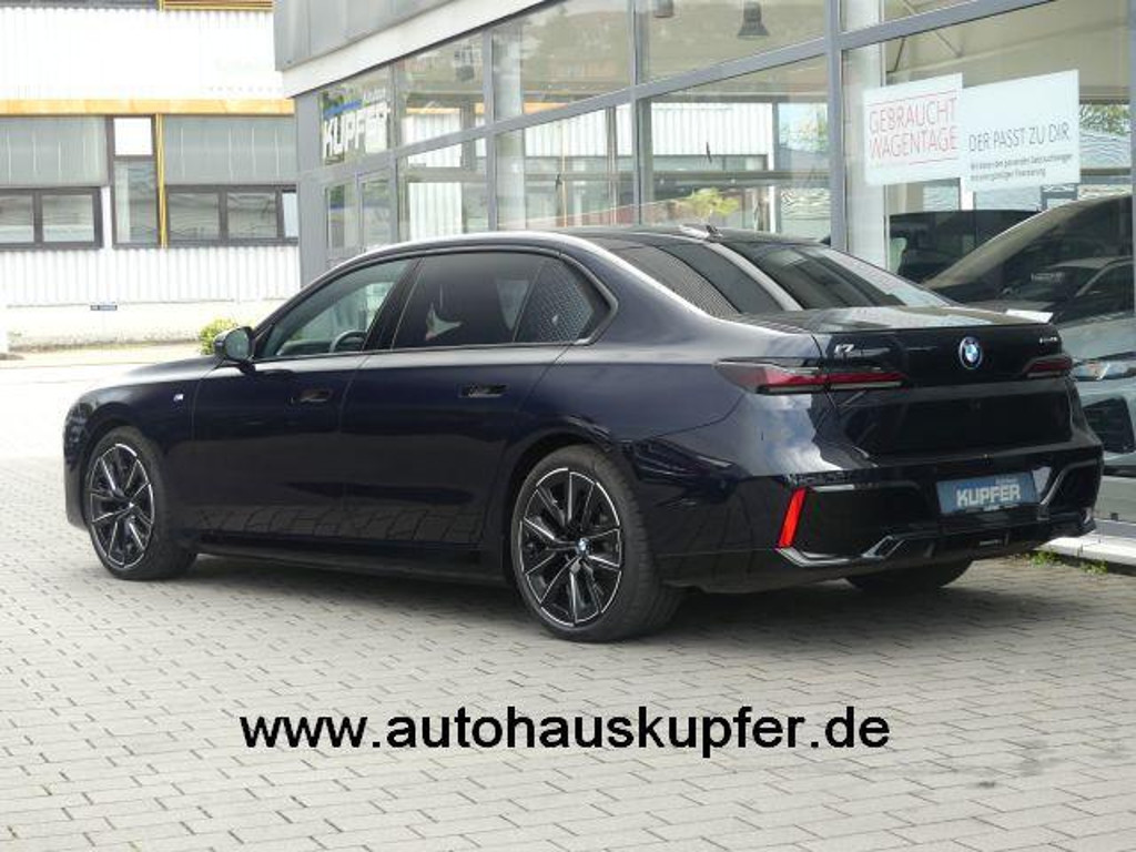BMW i7
