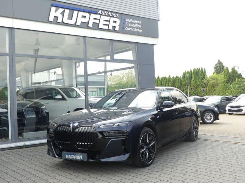 BMW i7