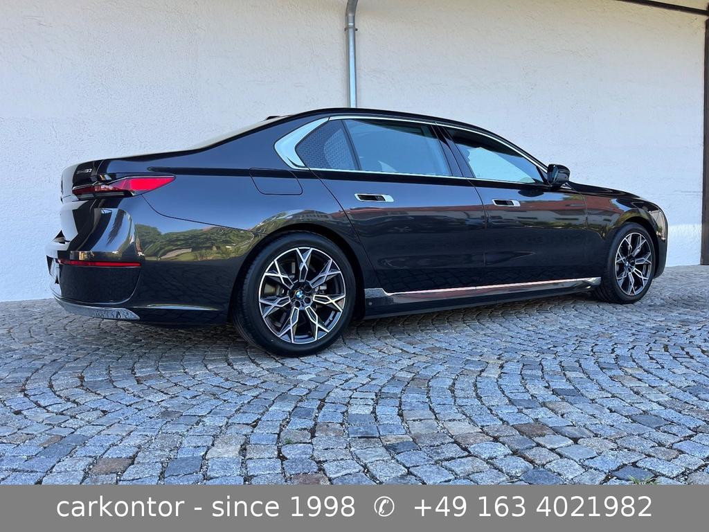 BMW i7