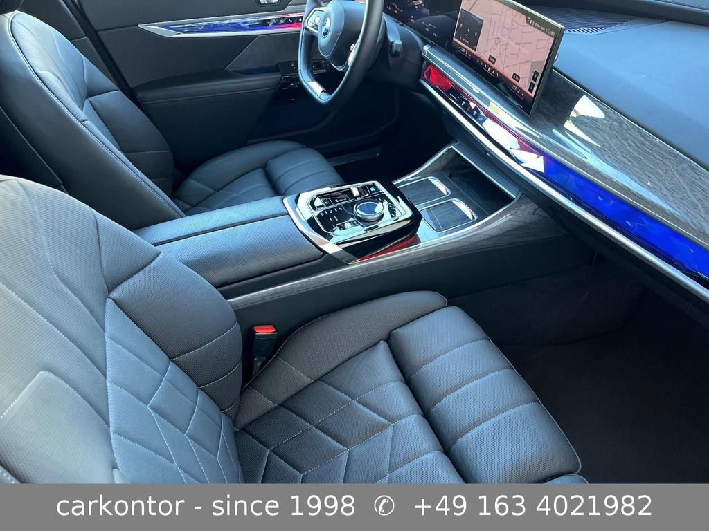 BMW i7