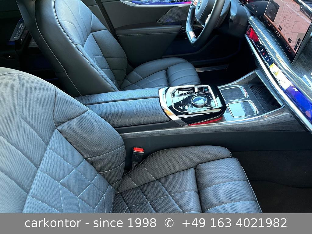 BMW i7