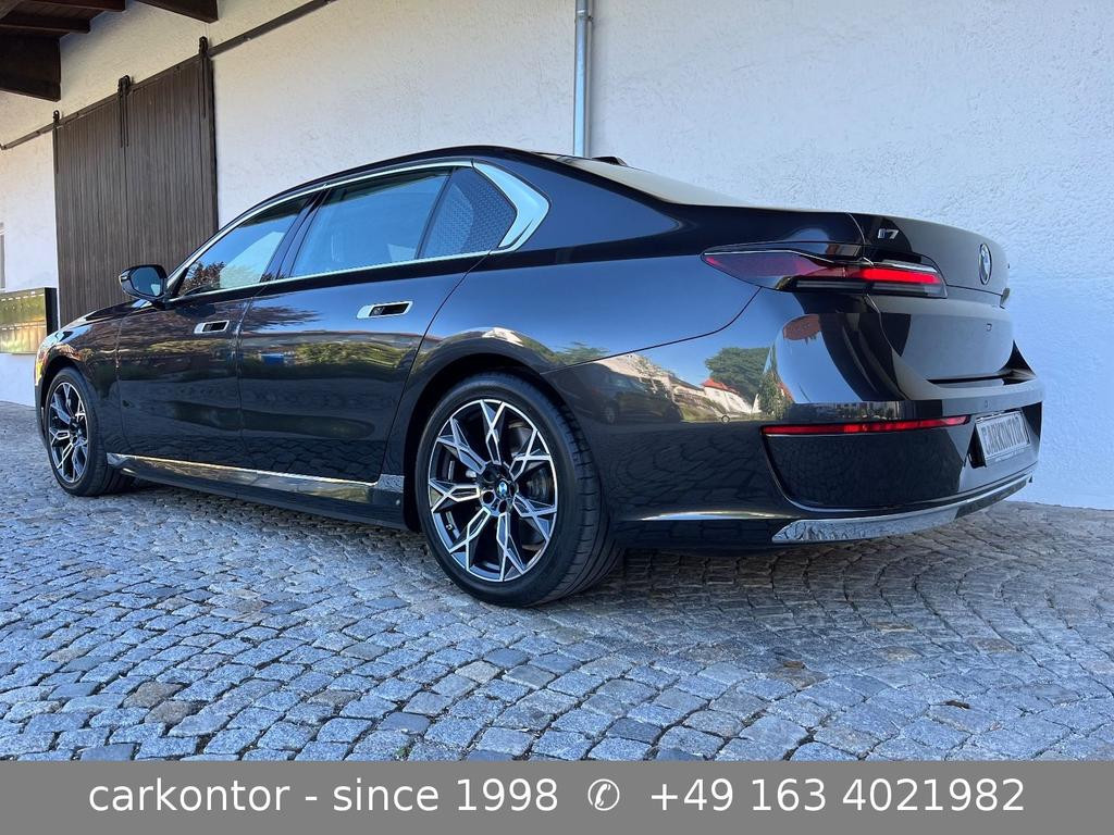 BMW i7