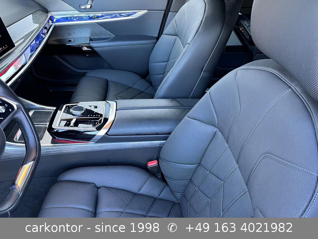 BMW i7