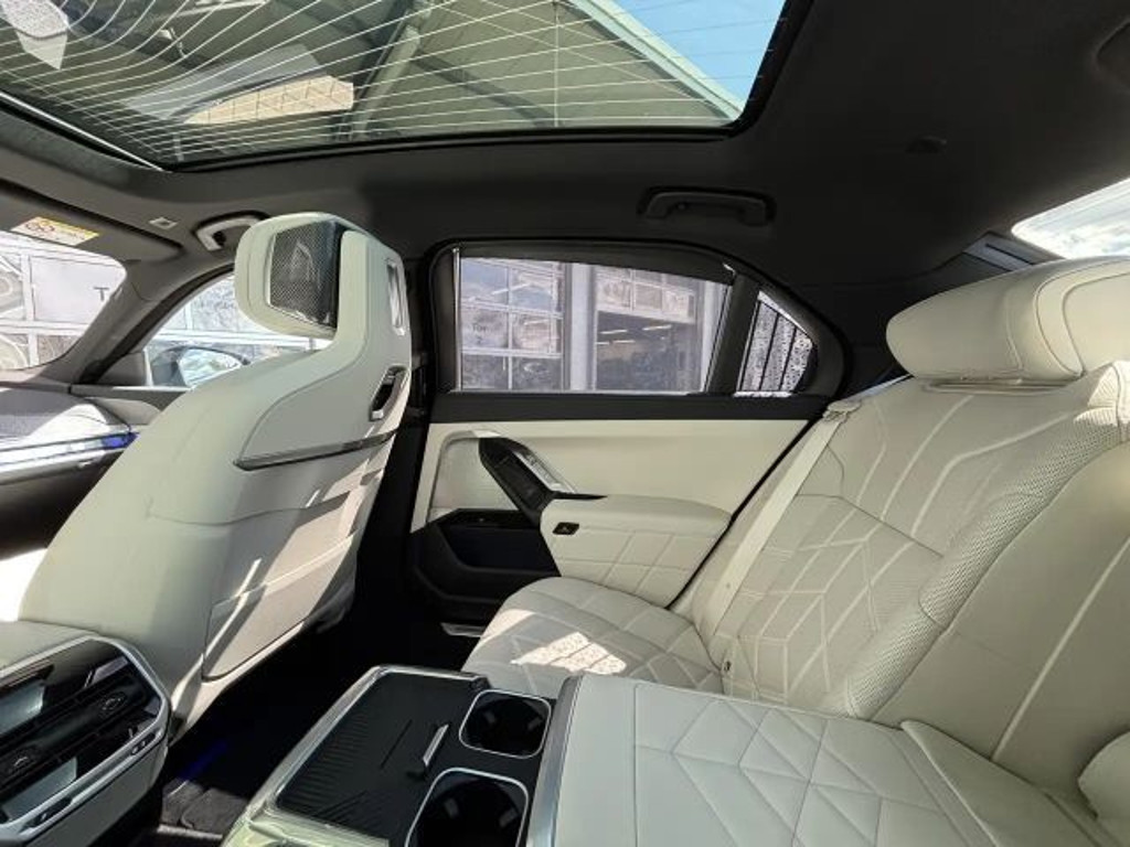 BMW i7