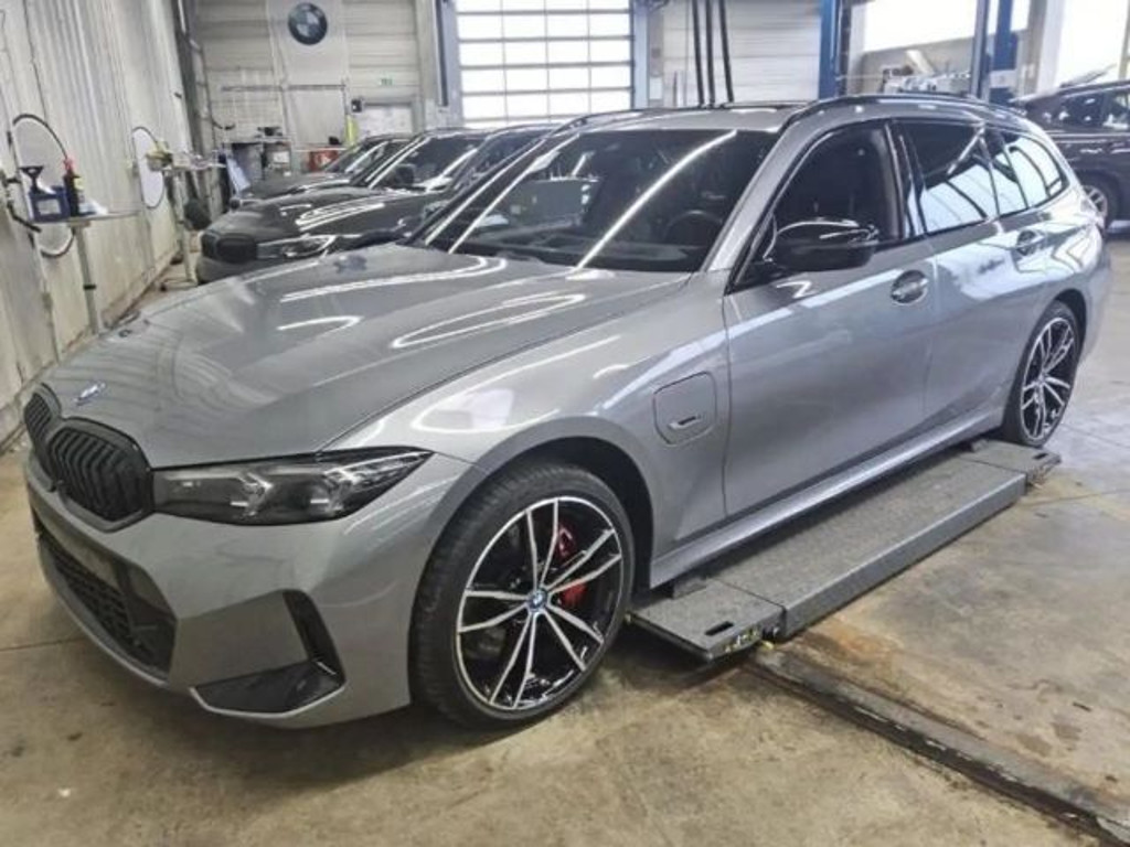 BMW 3 Serie 330 M-Sport xDrive Touring 330e