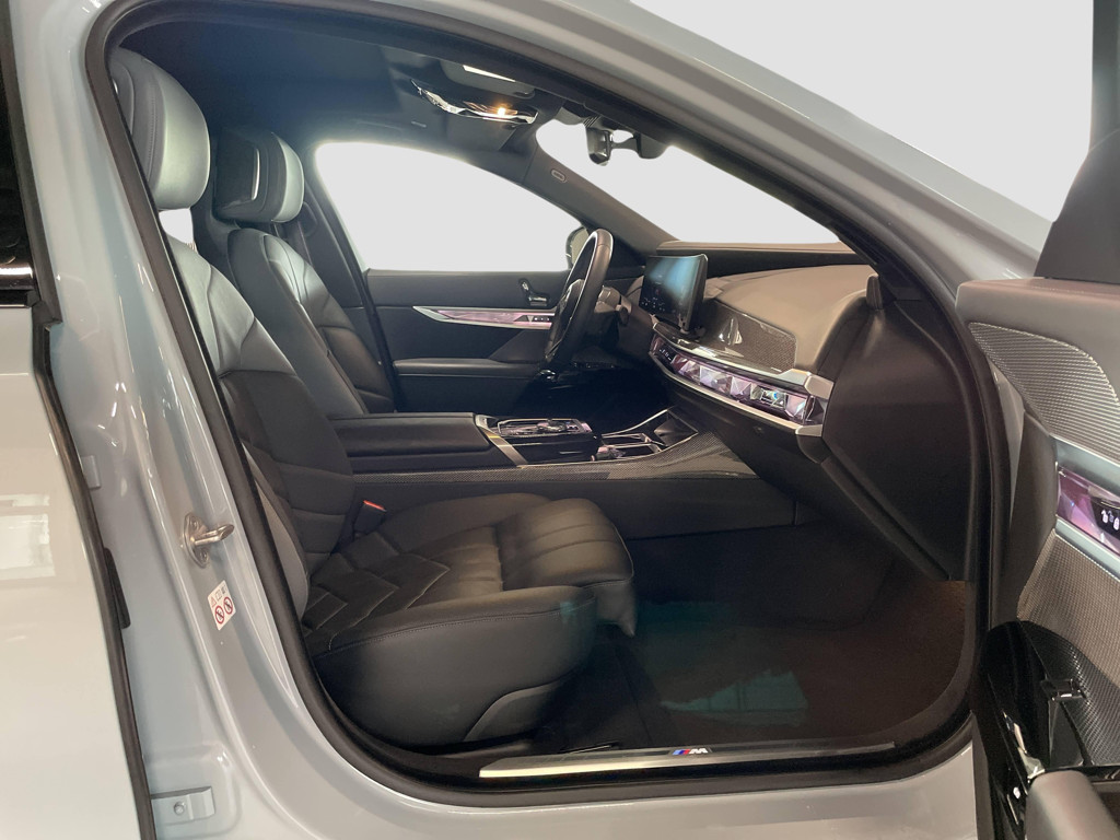 BMW i7
