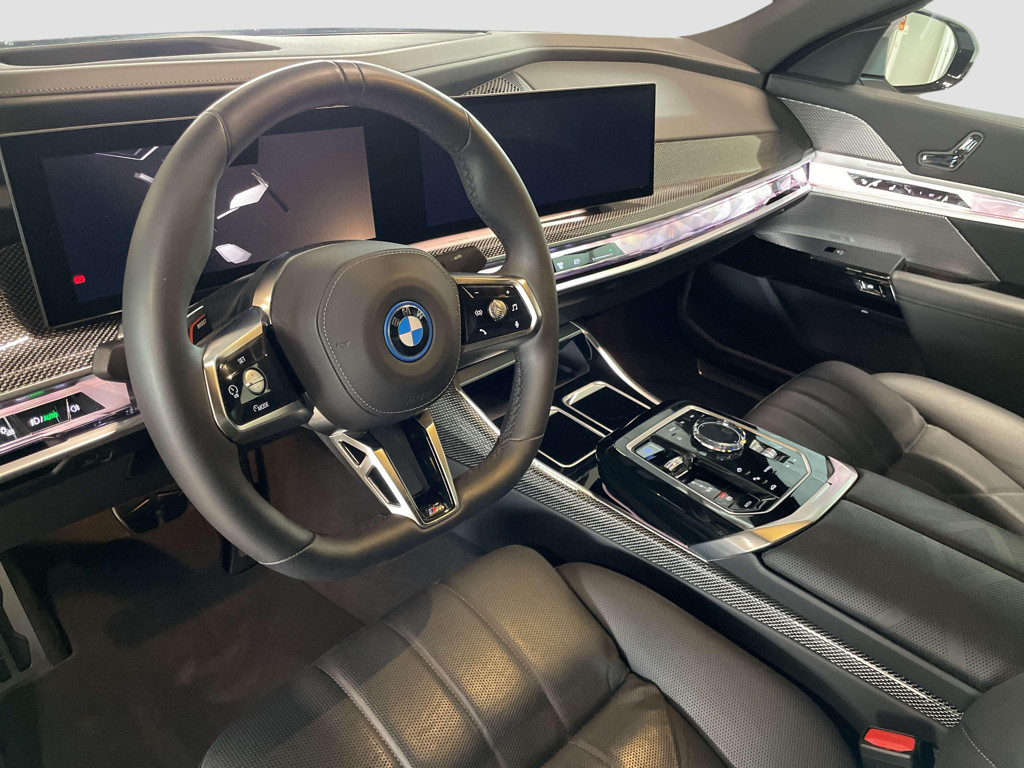 BMW i7