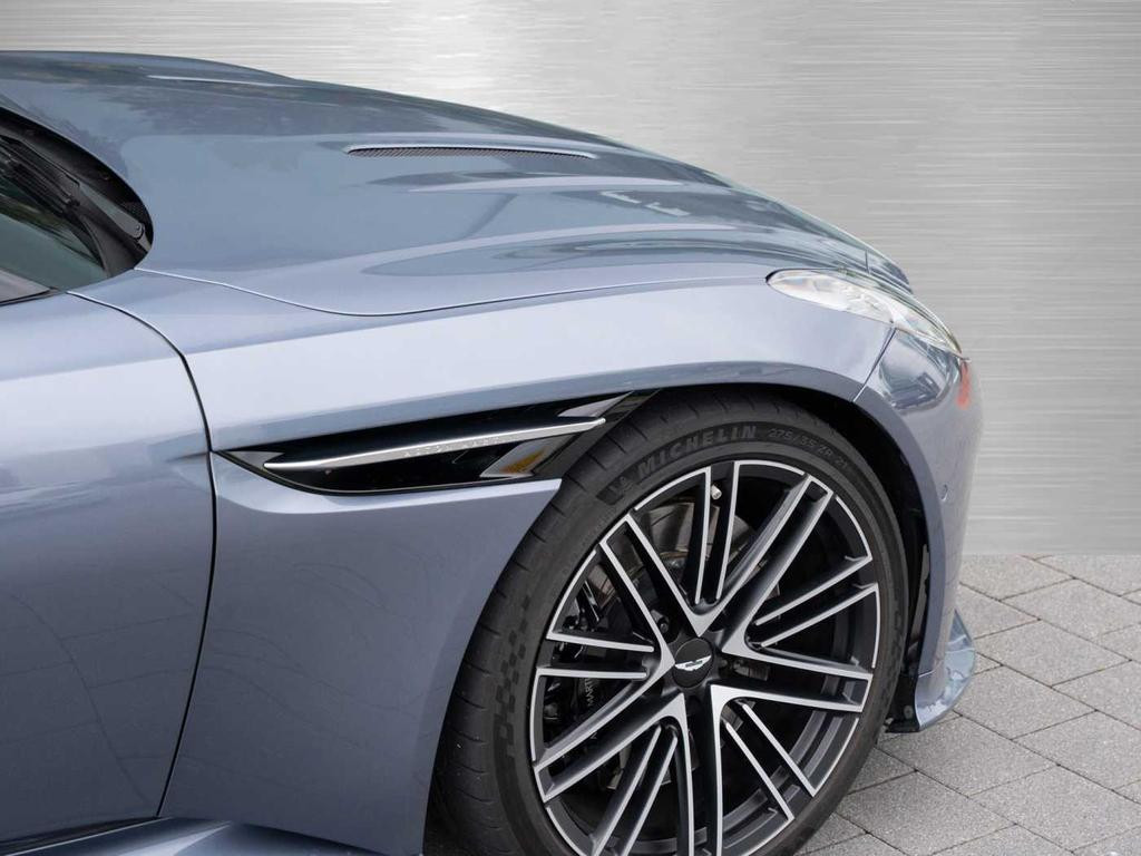 Aston Martin DB12