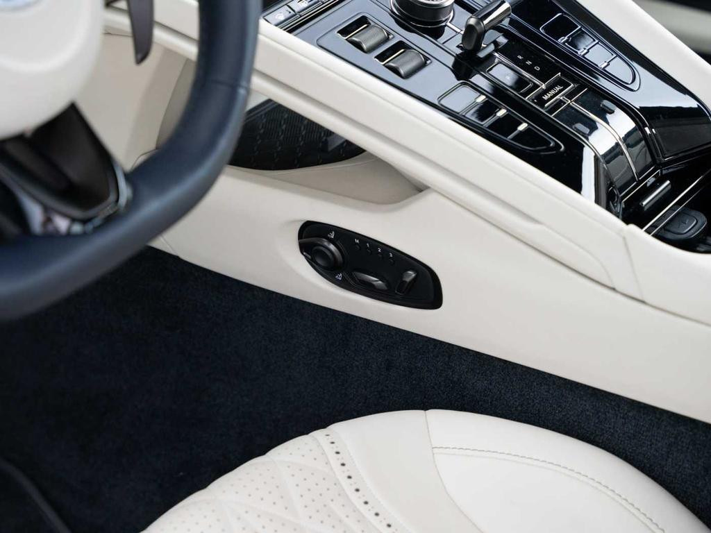 Aston Martin DB12