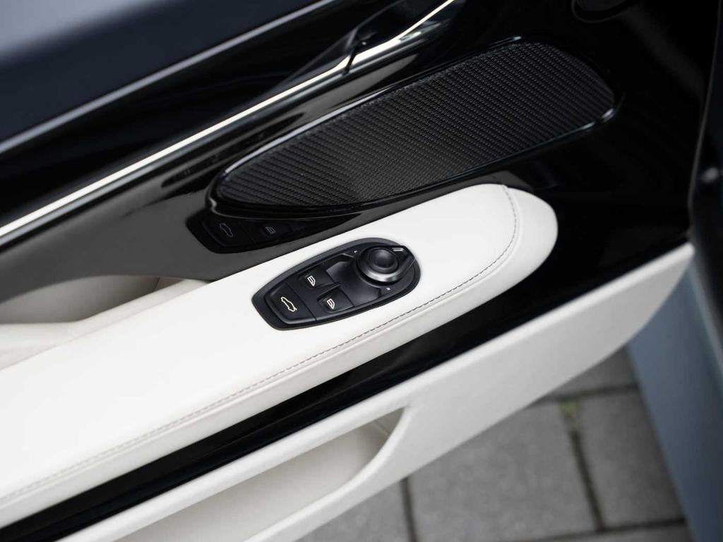 Aston Martin DB12