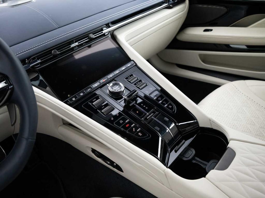Aston Martin DB12