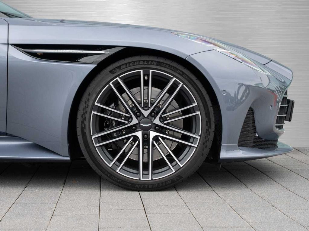 Aston Martin DB12
