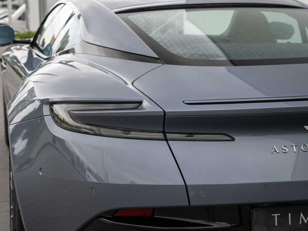 Aston Martin DB12