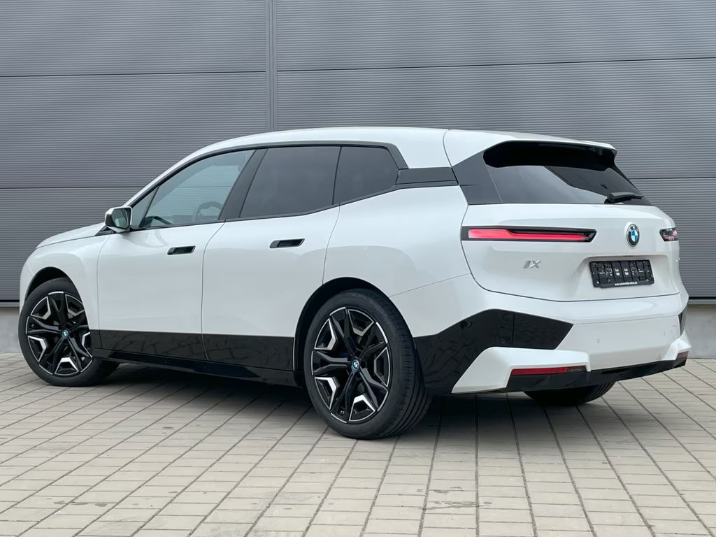 BMW iX