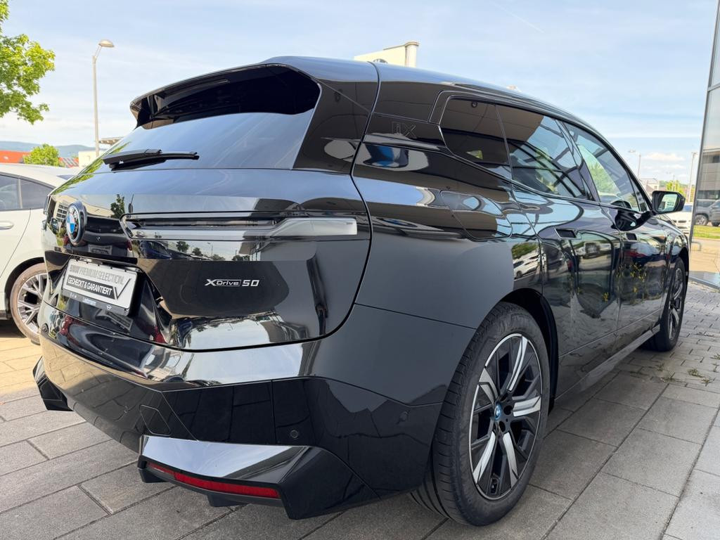 BMW iX
