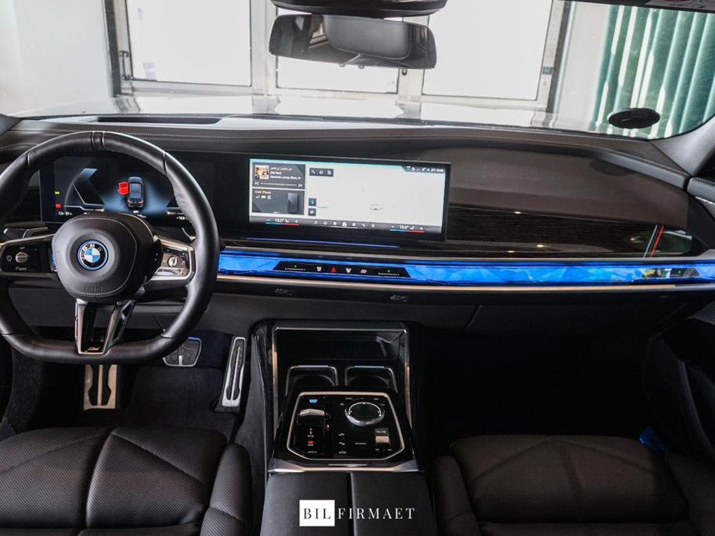 BMW i7