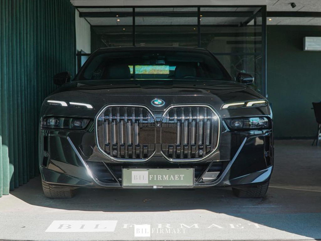 BMW i7