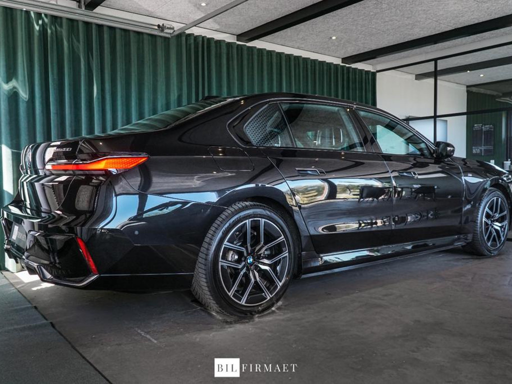 BMW i7