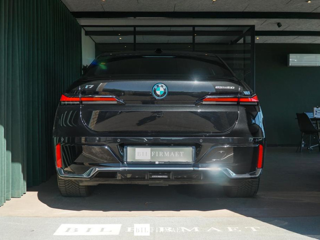 BMW i7