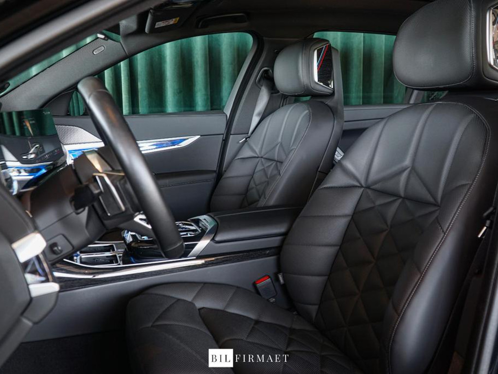 BMW i7