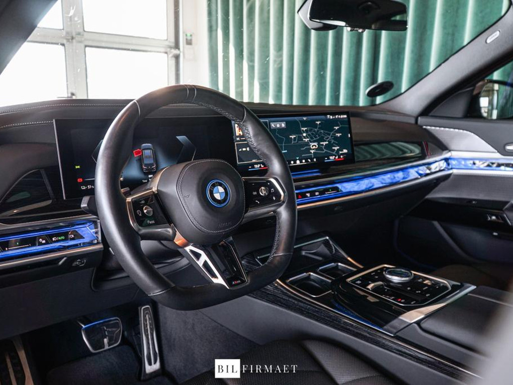 BMW i7