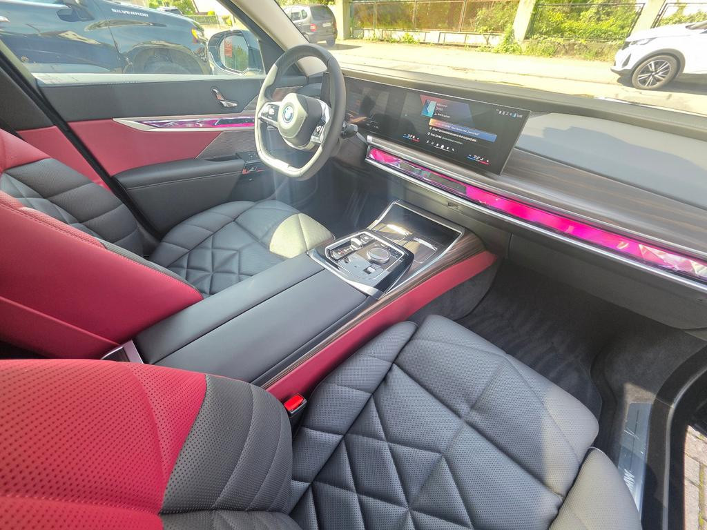 BMW i7