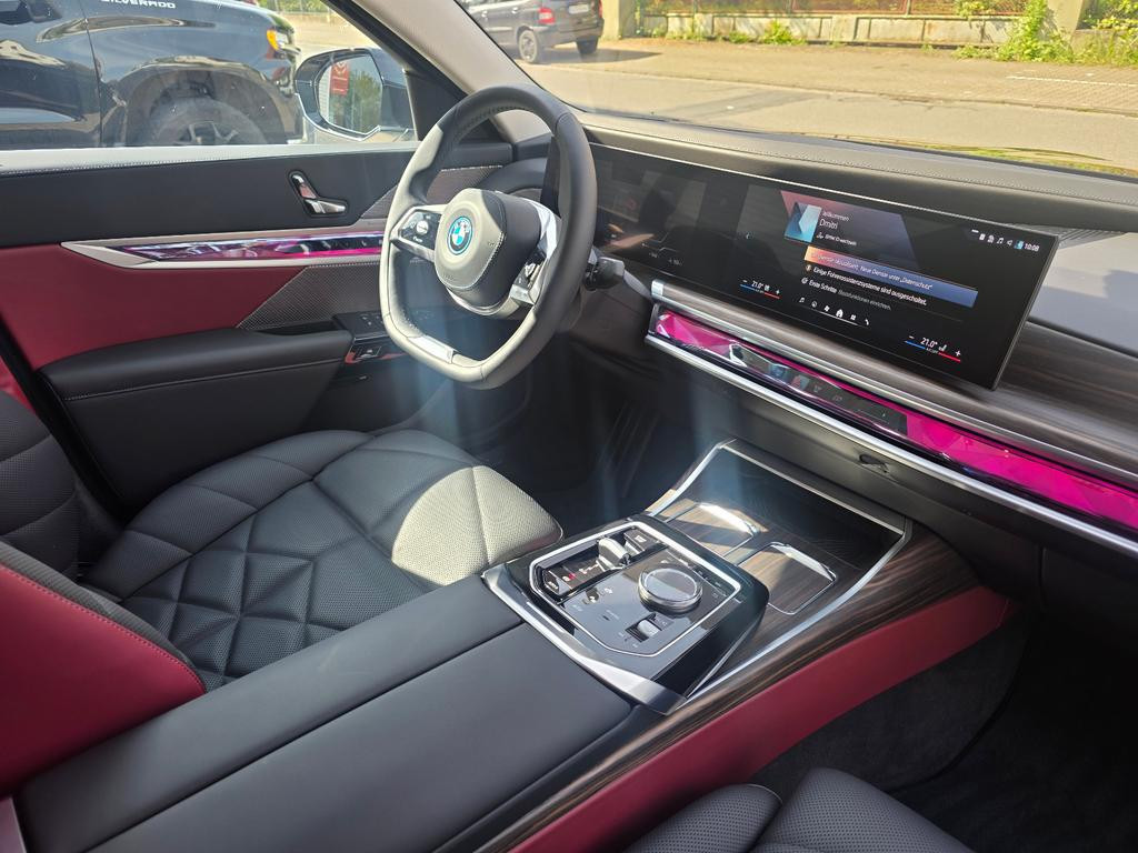 BMW i7