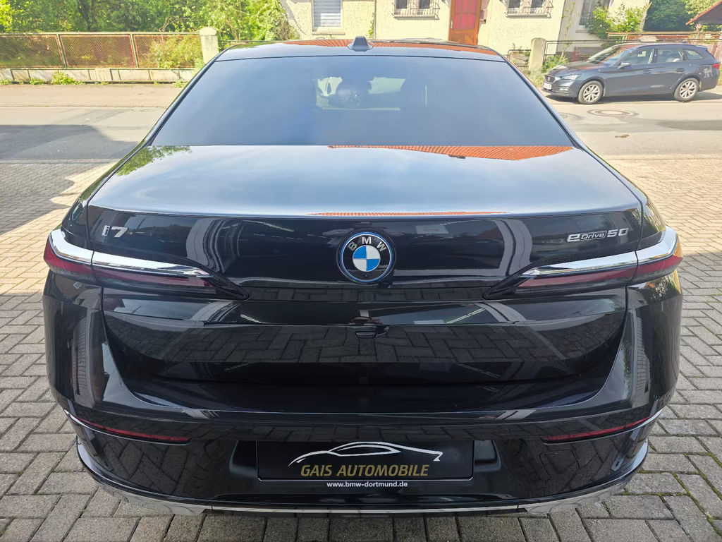 BMW i7