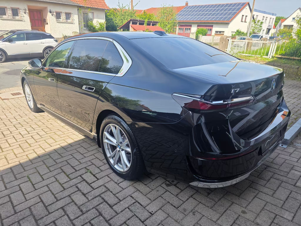 BMW i7