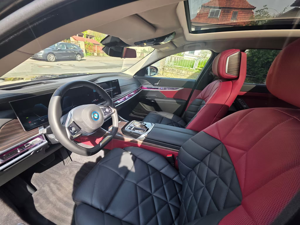 BMW i7