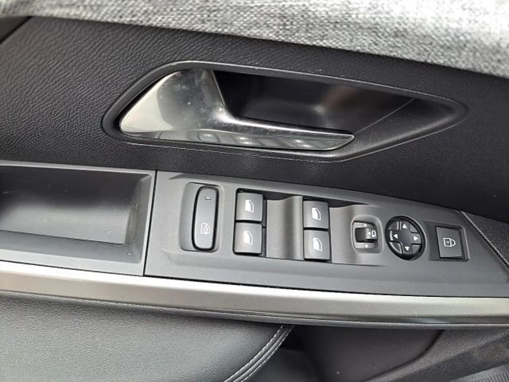 Peugeot E-3008