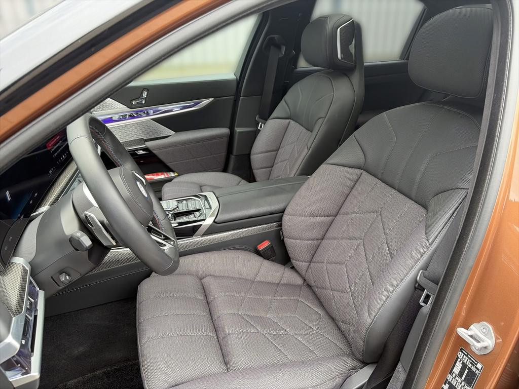 BMW i7