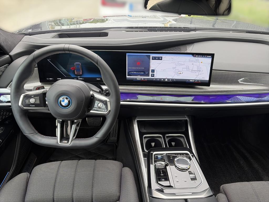 BMW i7