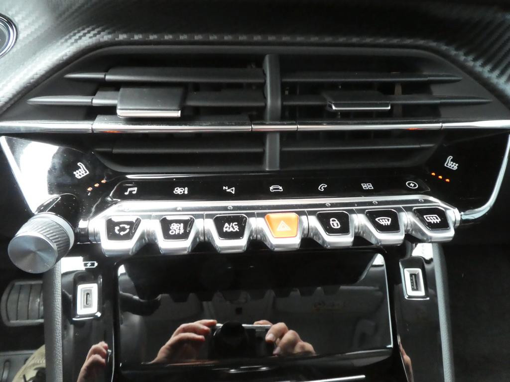 Peugeot e-2008