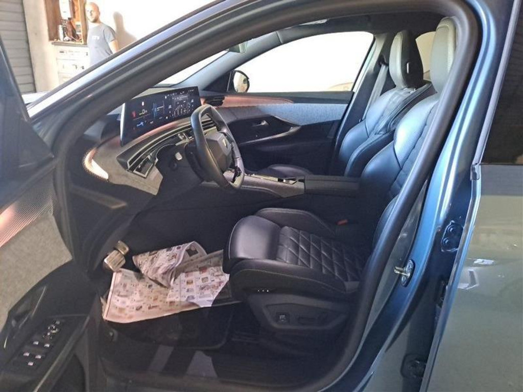 Peugeot E-5008