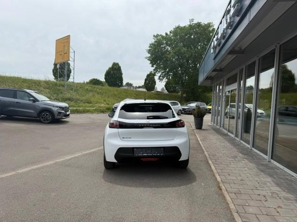 Peugeot e-208