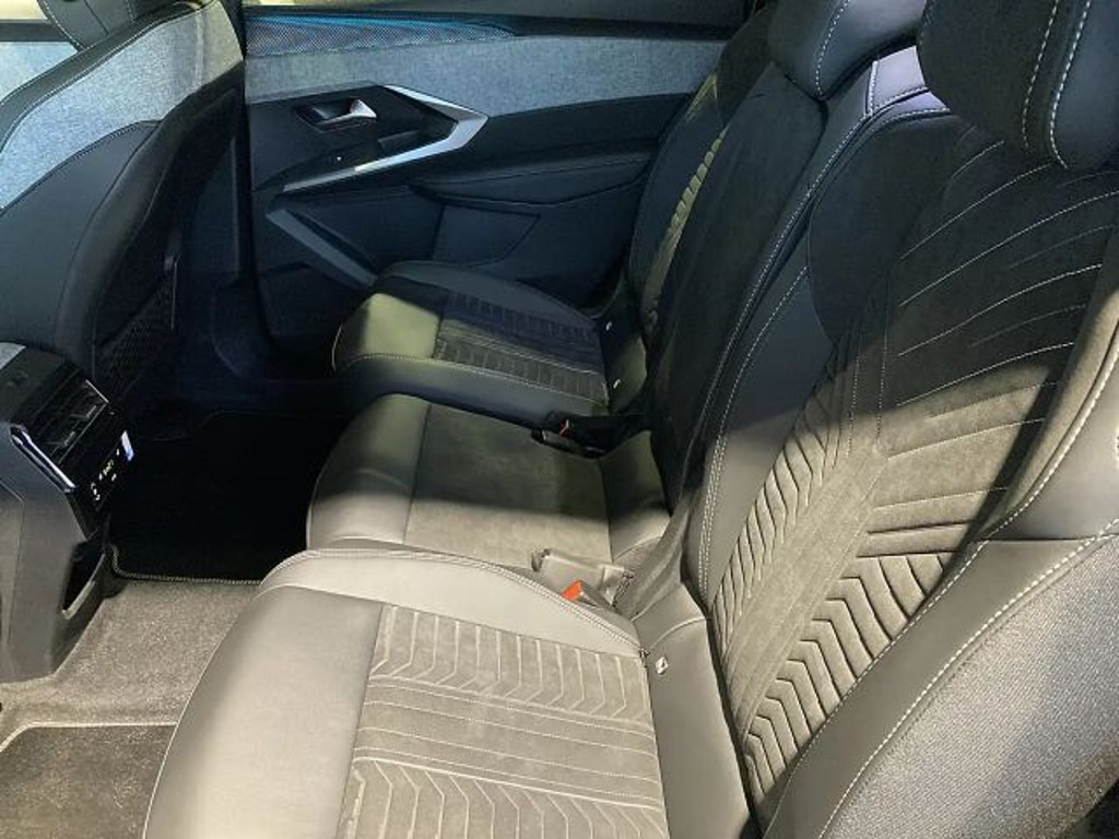 Peugeot E-5008