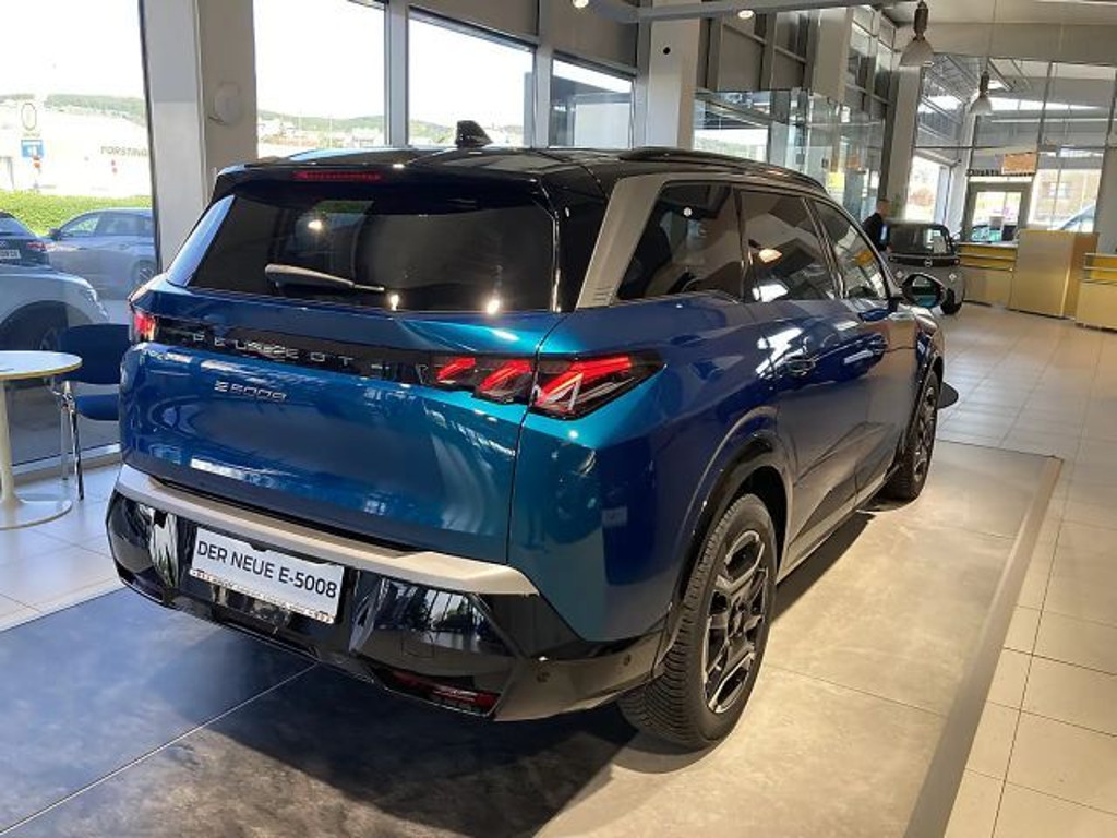 Peugeot E-5008