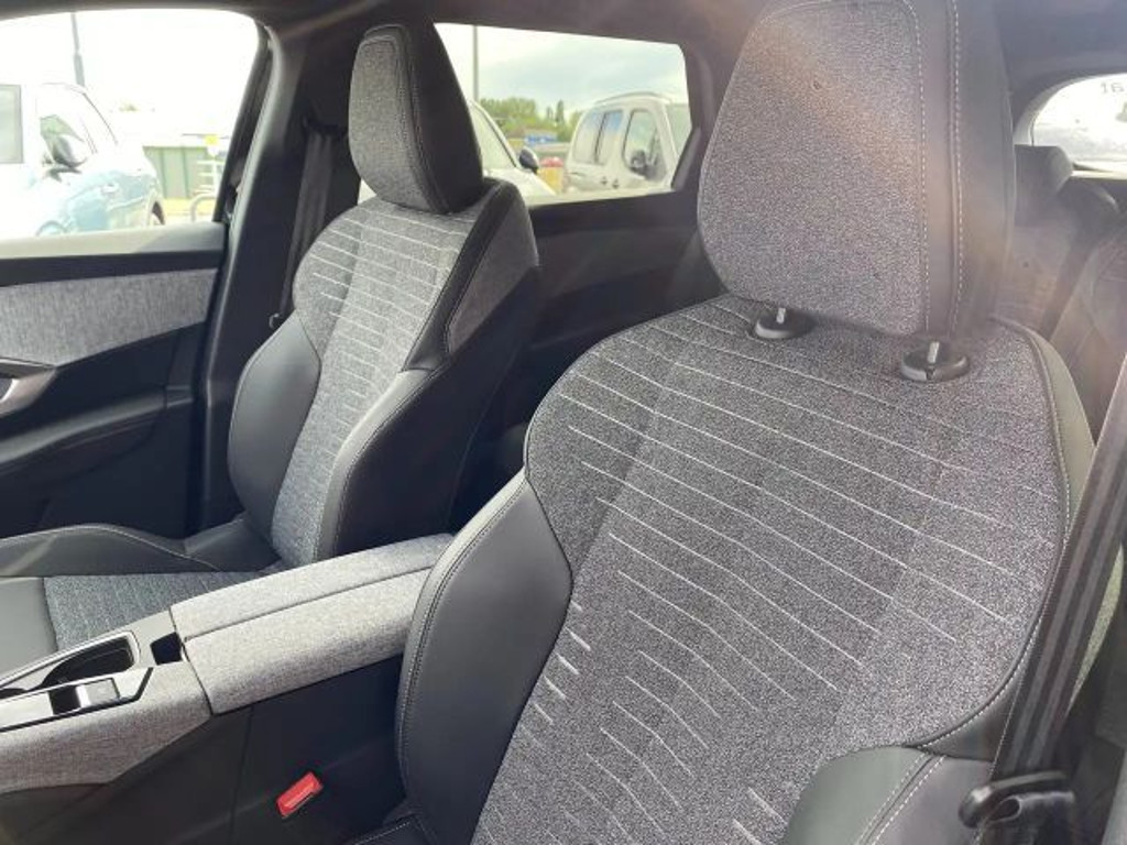 Peugeot E-5008