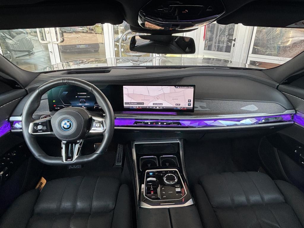BMW i7