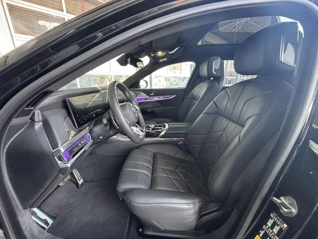 BMW i7
