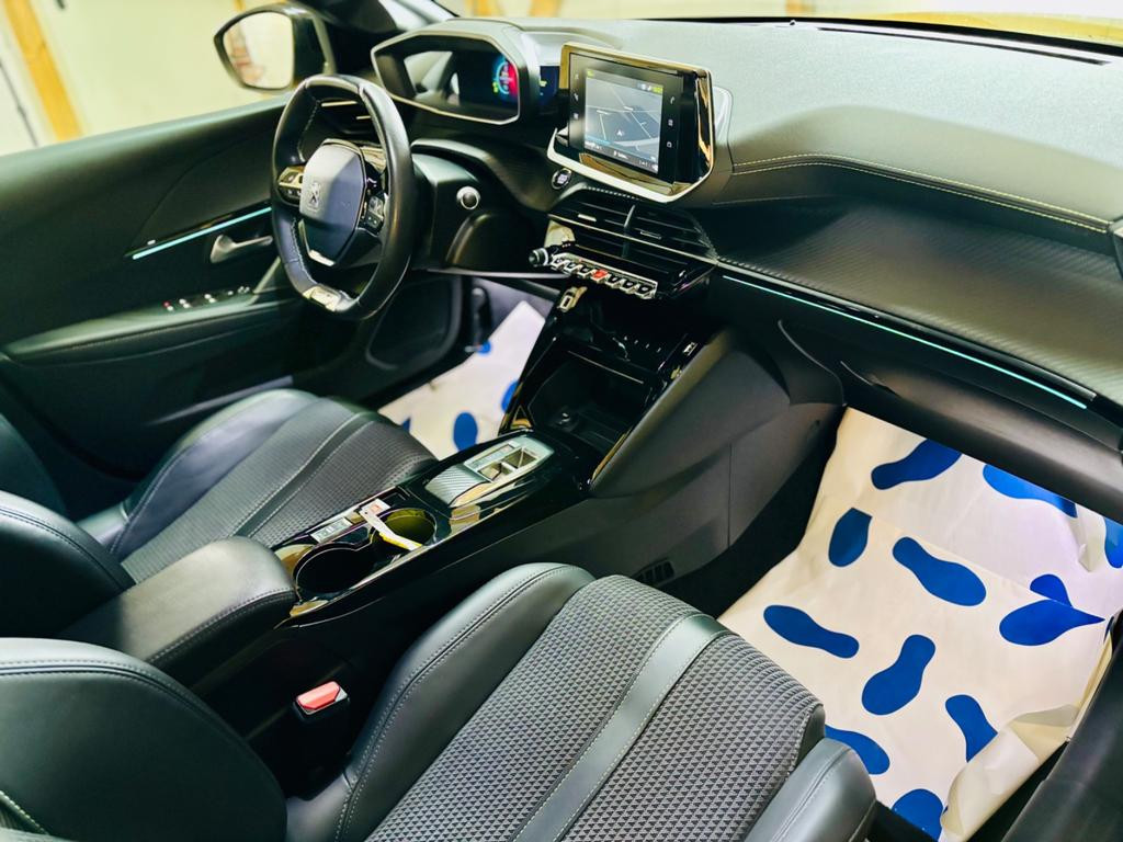 Peugeot e-208