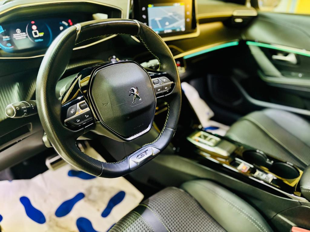 Peugeot e-208