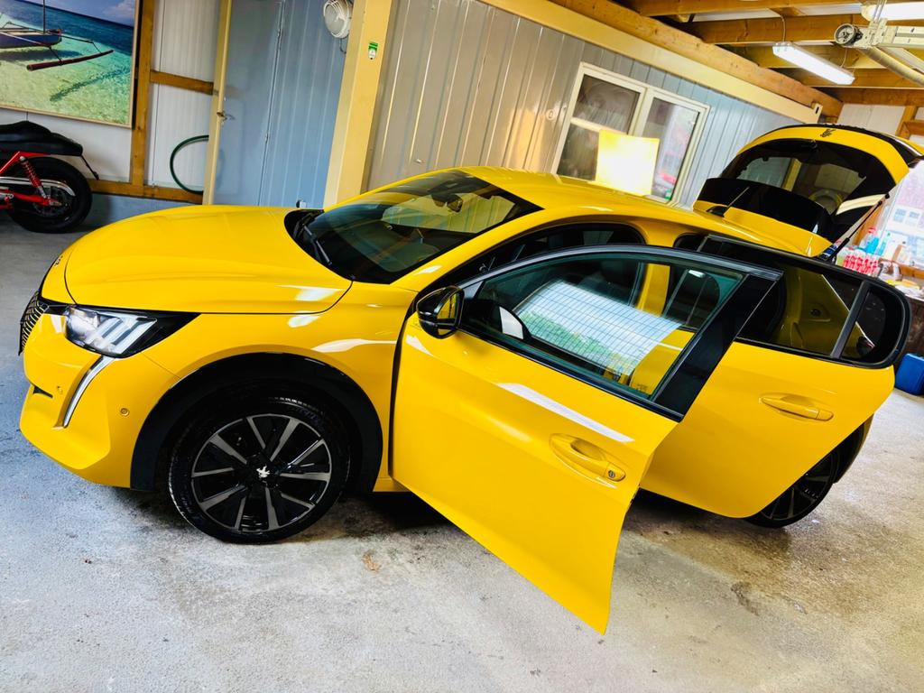 Peugeot e-208