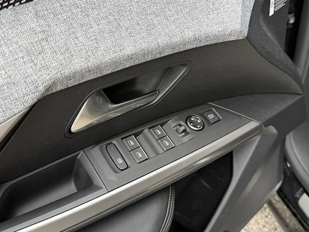 Peugeot E-5008