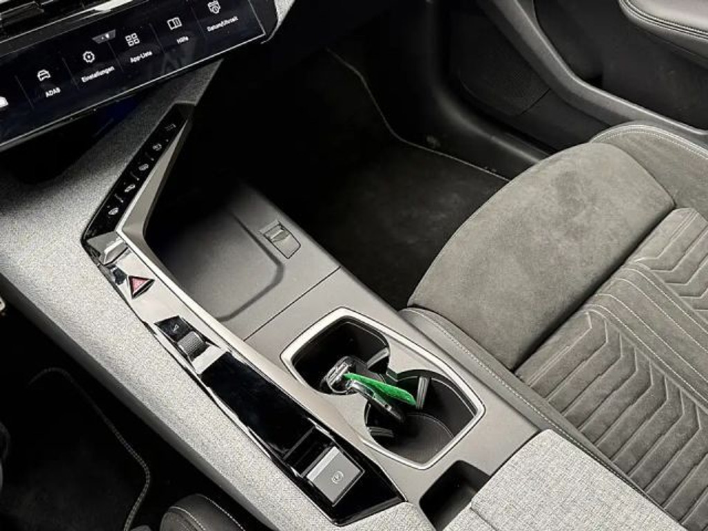 Peugeot E-5008