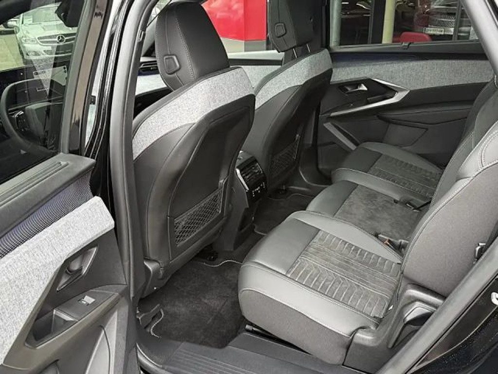 Peugeot E-5008