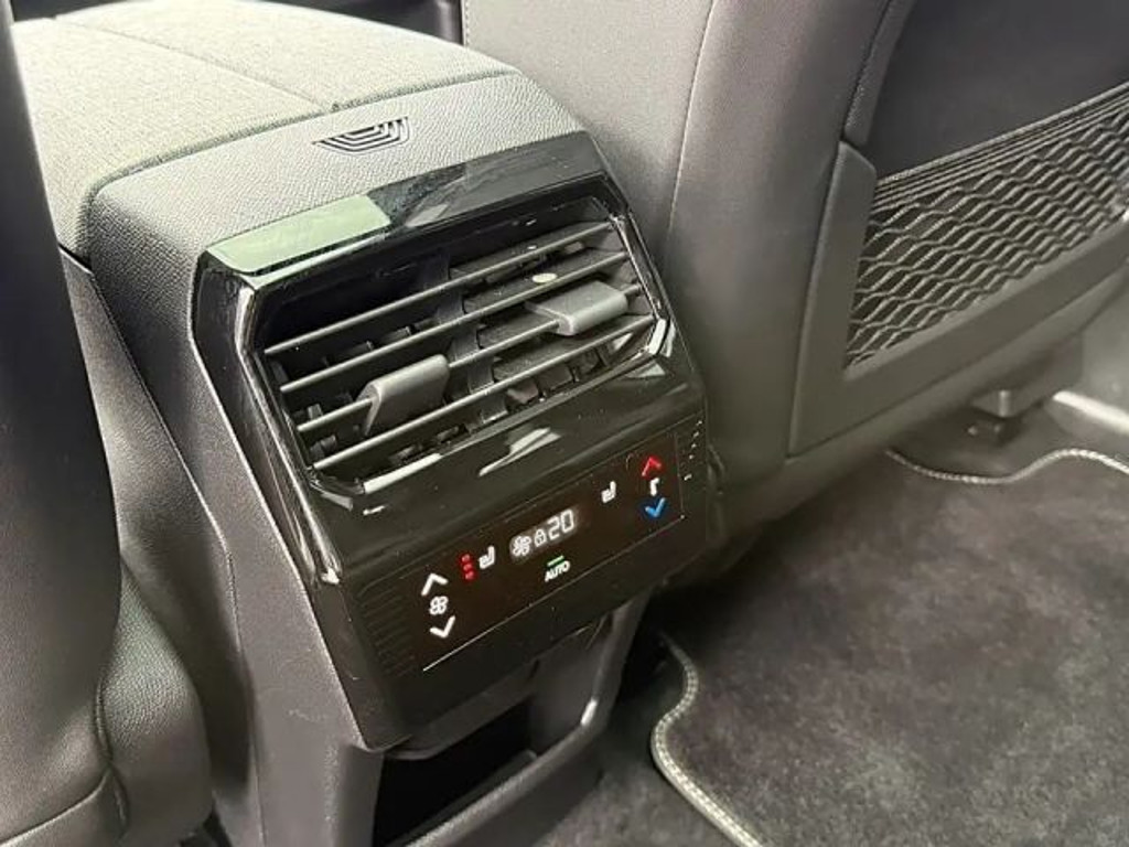 Peugeot E-5008