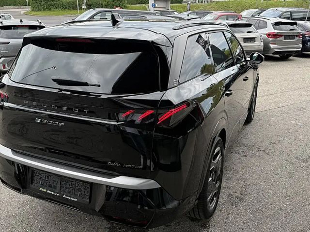 Peugeot E-5008